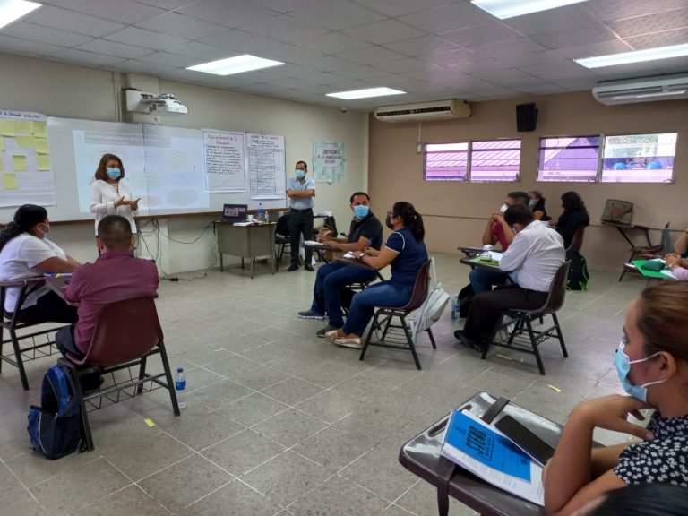 Docentes de El Salvador participan en jornadas de certificación en modalidades de educación flexible