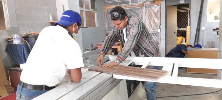 Jóvenes reciben formación en carpintería de aglomerados para búsqueda de empleo.