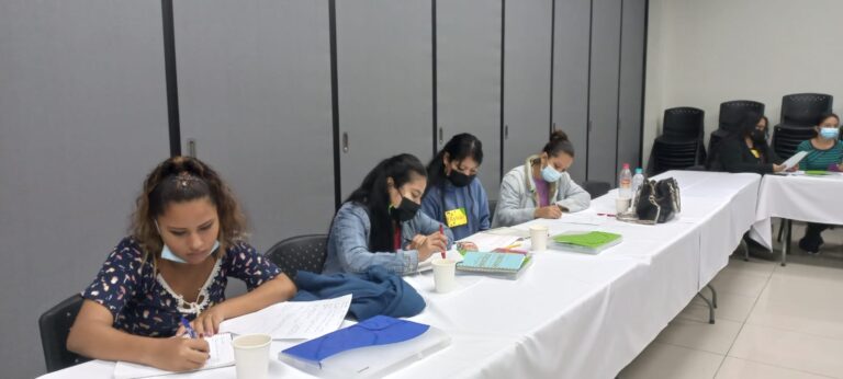 Programas de la GIZ junto con sus aliados brindan formación a mujeres jóvenes en El Salvador